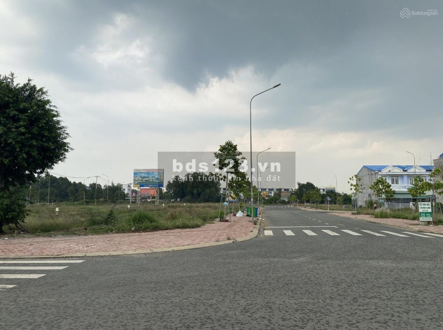 Cần tiền bán gấp lô đất Kim Oanh trung tâm Bến Cát giá 700 triệu, LH 0936039981
