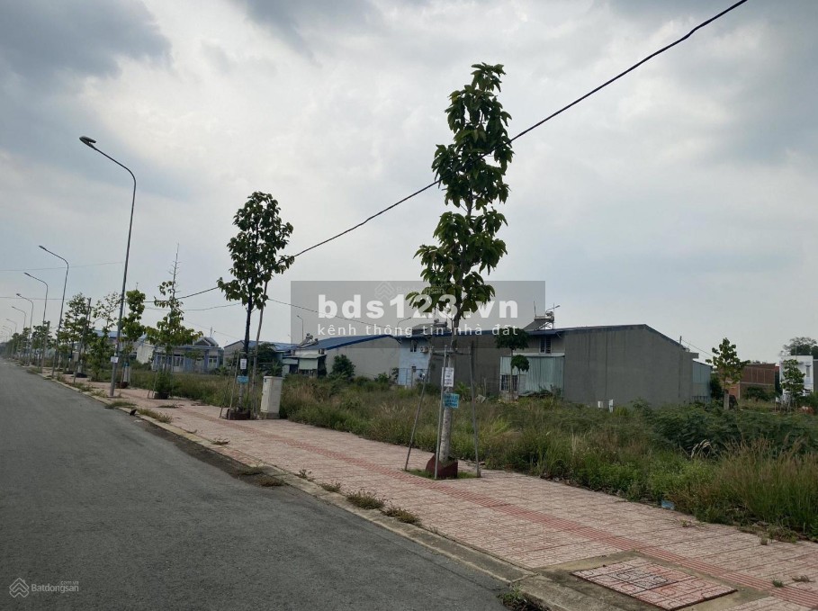 Cần tiền bán gấp lô đất Kim Oanh trung tâm Bến Cát giá 700 triệu, LH 0936039981