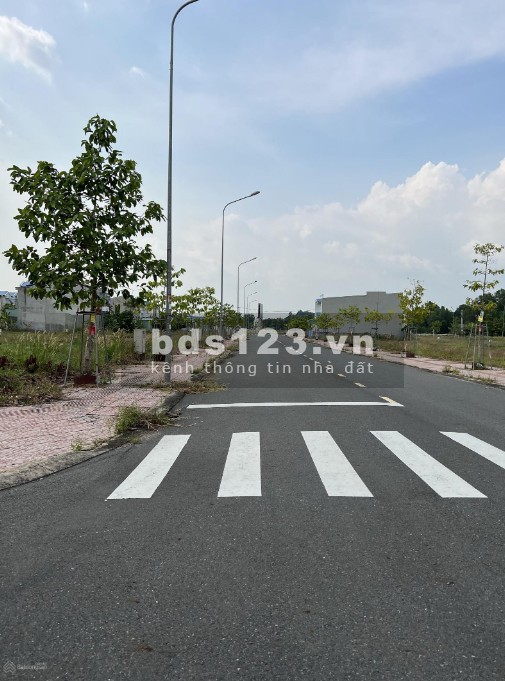 Cần tiền bán gấp lô đất Kim Oanh trung tâm Bến Cát giá 700 triệu, LH 0936039981
