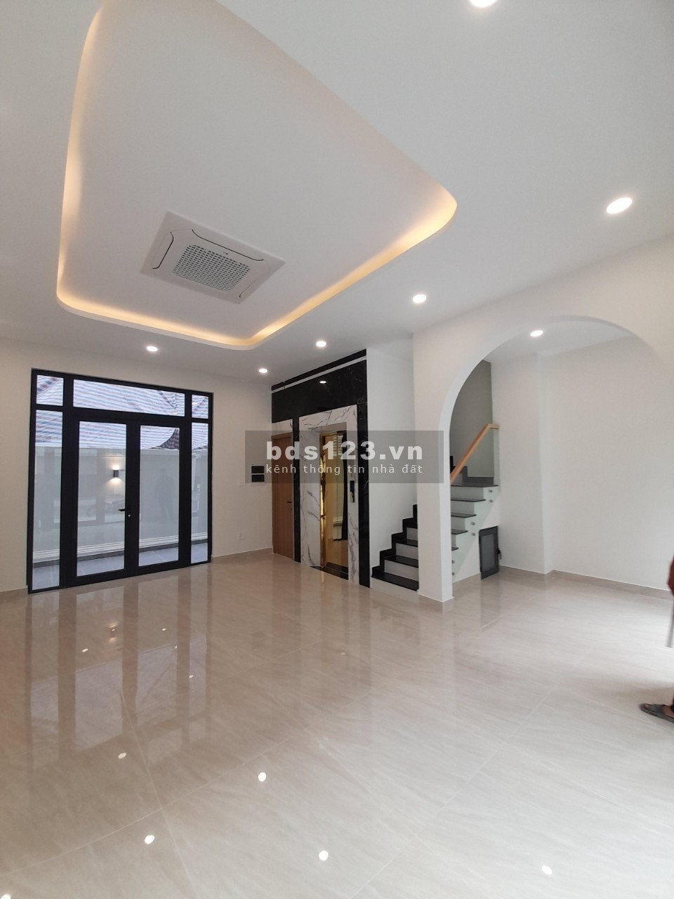 Cho thuê nhà phố 1 trệt 4 lầu khu dân cư The Manhattan Vinhomes Grand Park quận 9