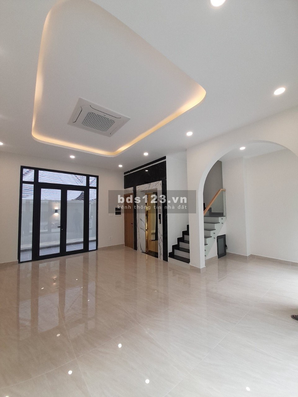 Cho thuê nhà phố 1 trệt 4 lầu khu dân cư The Manhattan Vinhomes Grand Park quận 9
