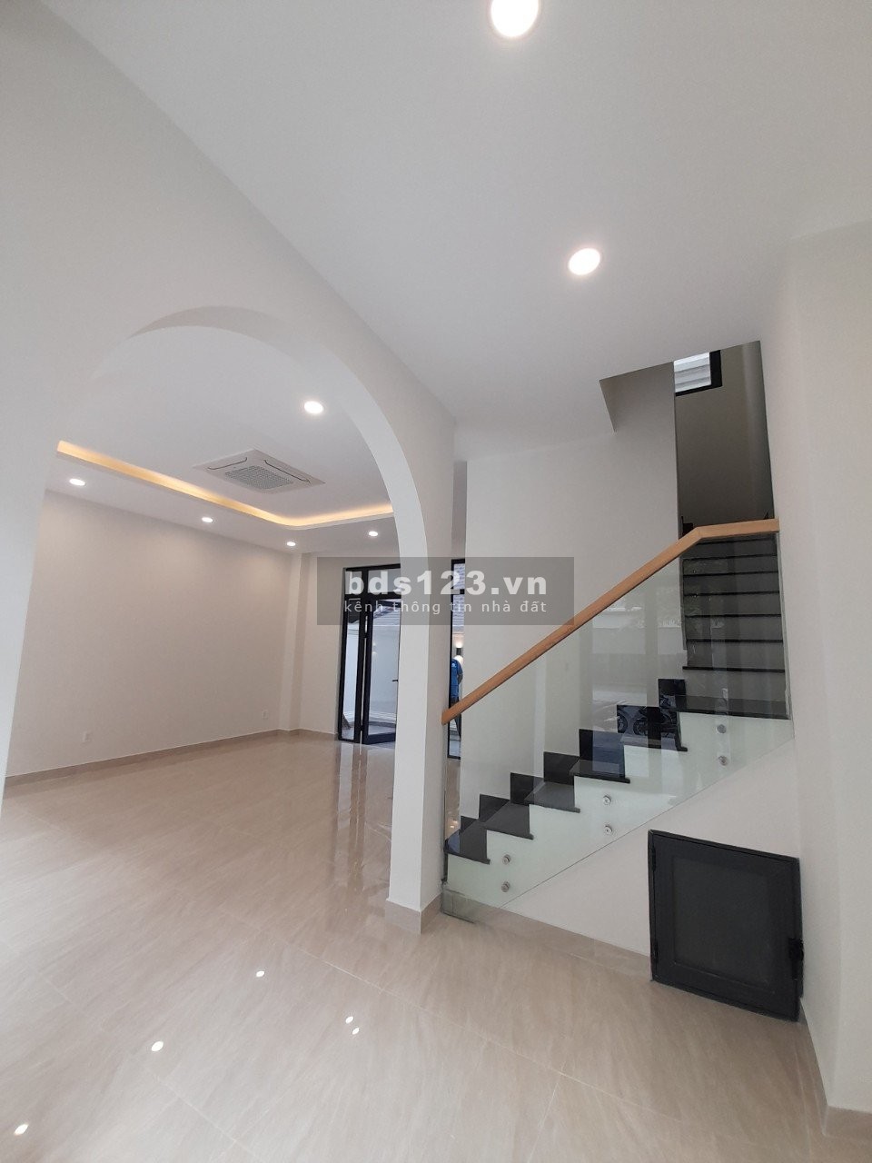 Cho thuê nhà phố 1 trệt 4 lầu khu dân cư The Manhattan Vinhomes Grand Park quận 9