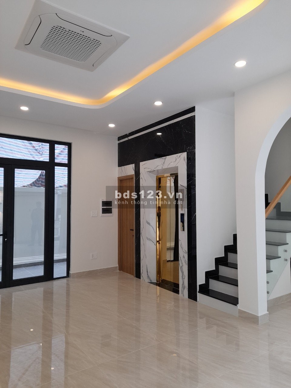 Cho thuê nhà phố 1 trệt 4 lầu khu dân cư The Manhattan Vinhomes Grand Park quận 9