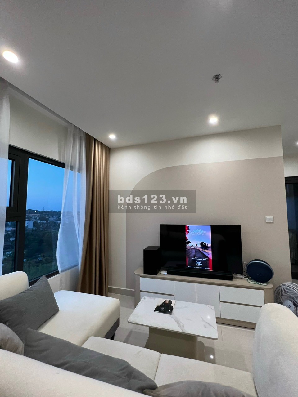 Cho thuê căn hộ căn góc 2 phòng ngủ 69 m2 full nội thất Vinhomes Grand Park quận 9