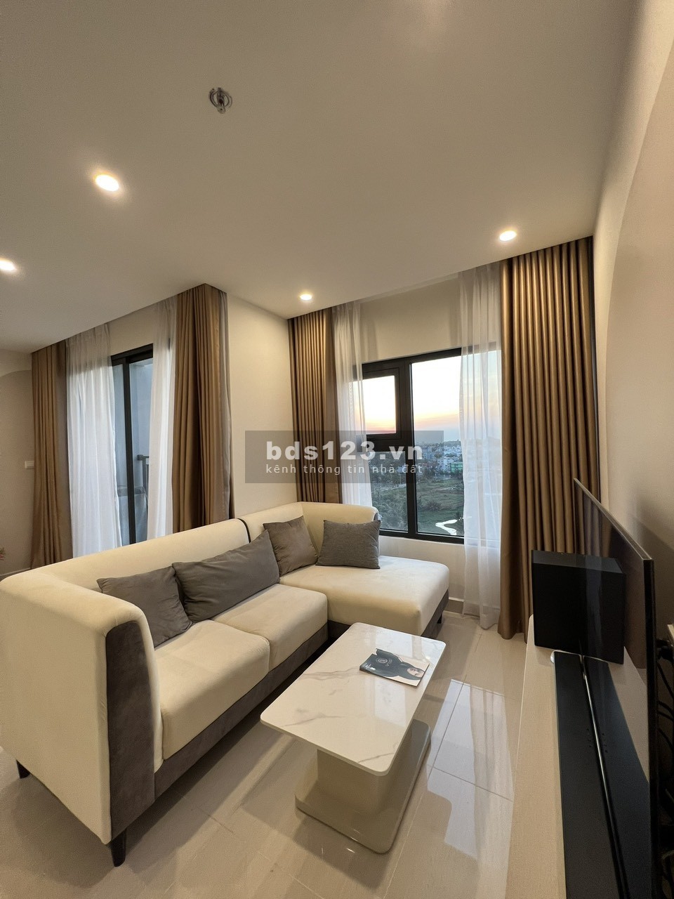 Cho thuê căn hộ căn góc 2 phòng ngủ 69 m2 full nội thất Vinhomes Grand Park quận 9