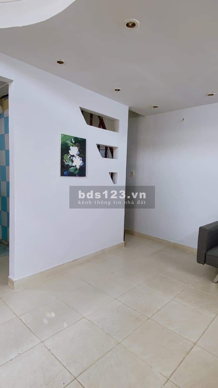Bán nhà Tân Bình 5x5, nhà 3 tầng Lạc Long Quân, 3 phòng ngủ, 2 toilet, chỉ hơn 2 tỷ xíu