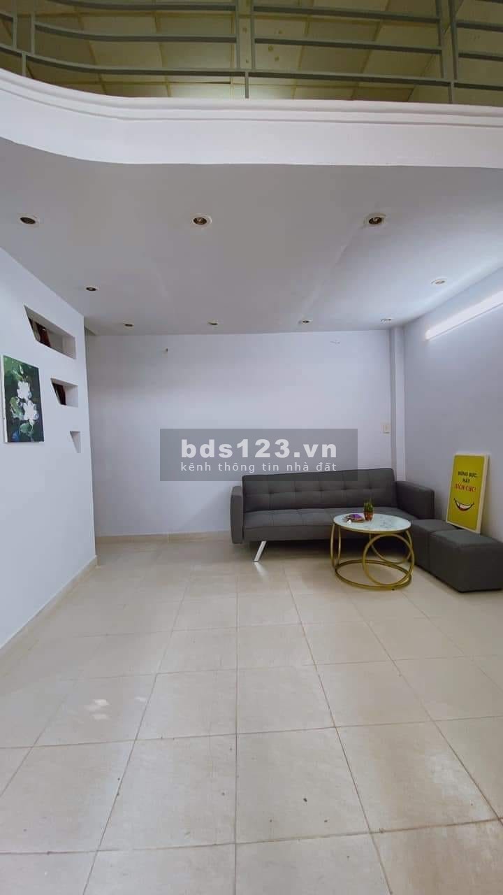 Bán nhà Tân Bình 5x5, nhà 3 tầng Lạc Long Quân, 3 phòng ngủ, 2 toilet, chỉ hơn 2 tỷ xíu