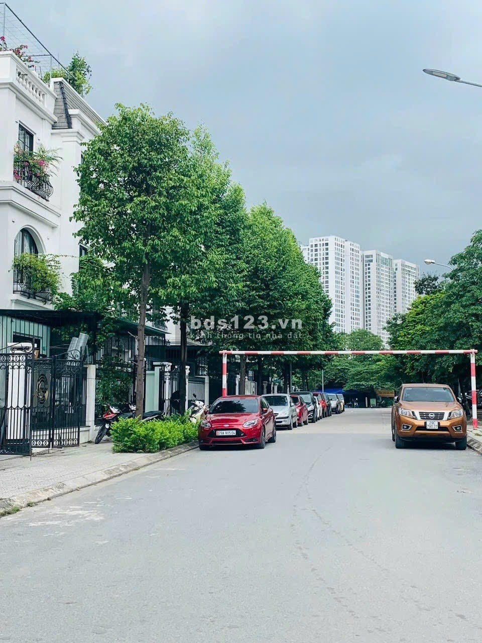 Bán biệt thự hàng xóm KĐT The Menor, căn góc 3 mặt tiền, vỉa hè, kinh doanh, ô tô tránh, giá 15 tỷ