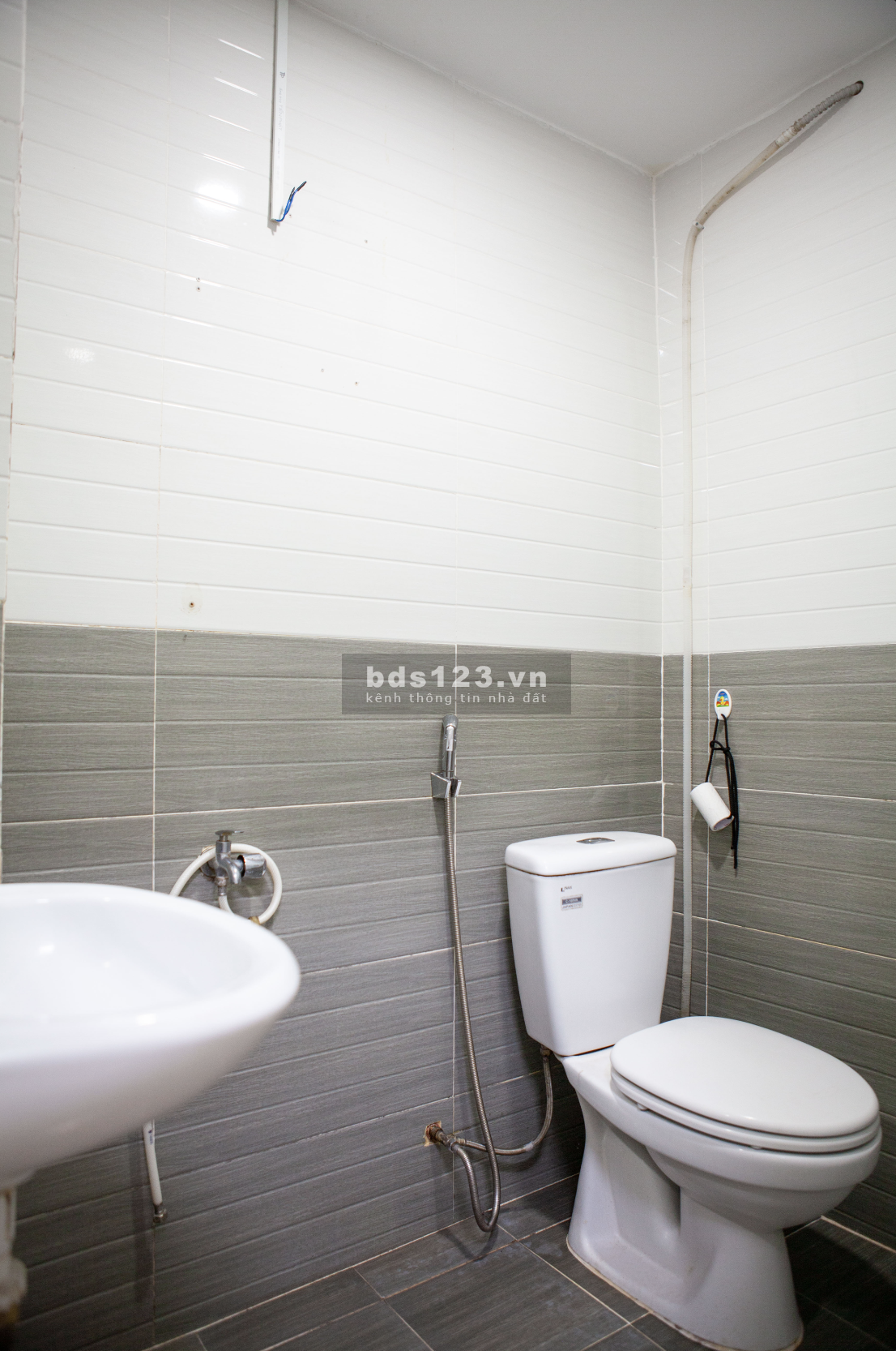 Cho thuê nhà nguyên căn, hẻm ô tô, gần chợ, 1 trệt, 1 lửng, 2 lầu, và sân thượng rộng rãi