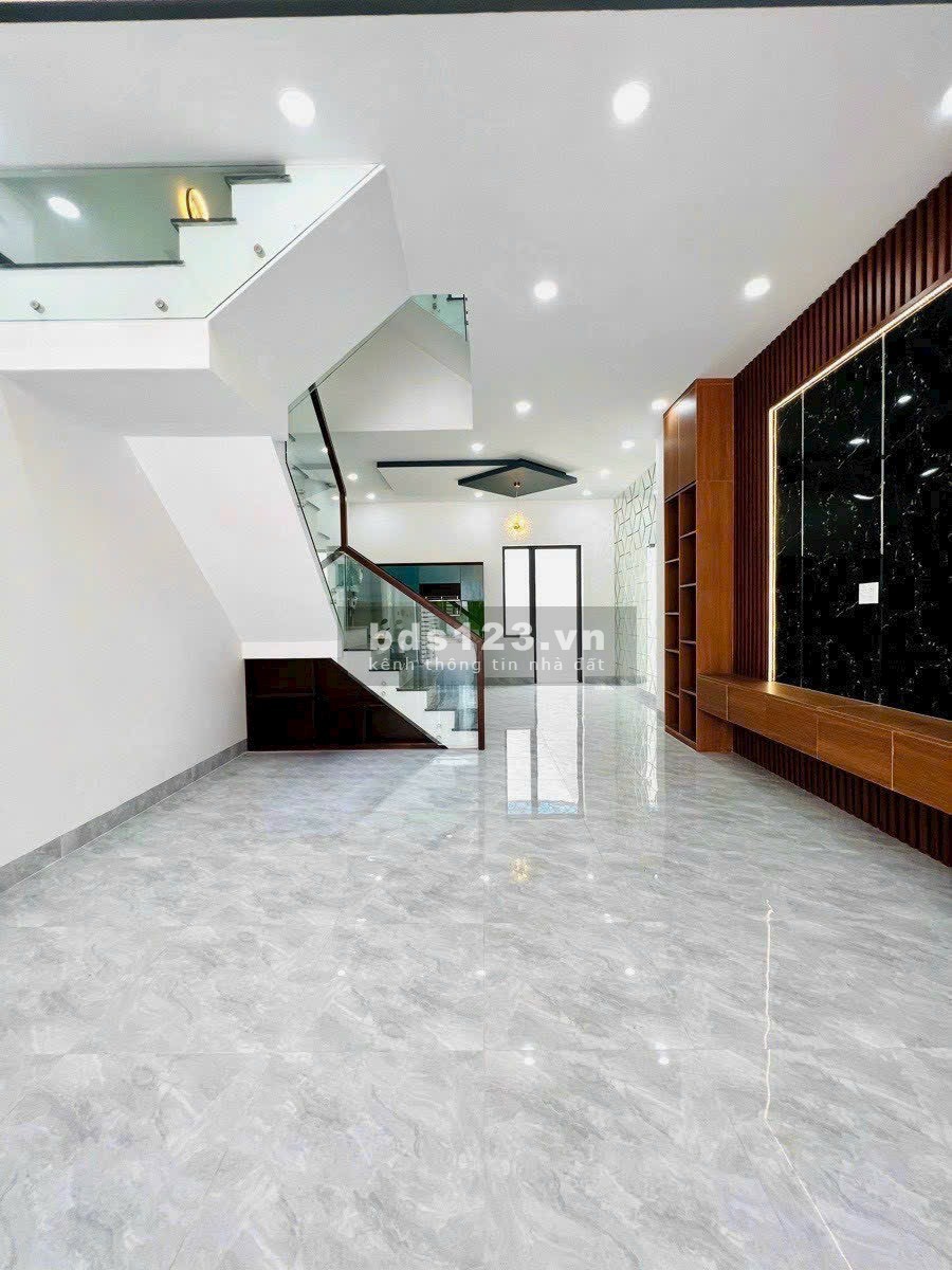 Cần bán gấp nhà 1 trệt 2 lầu 80m2 5x16m, đường 30m, sổ hồng hoàn công, giá chỉ 8 tỷ 3 Thương lượng