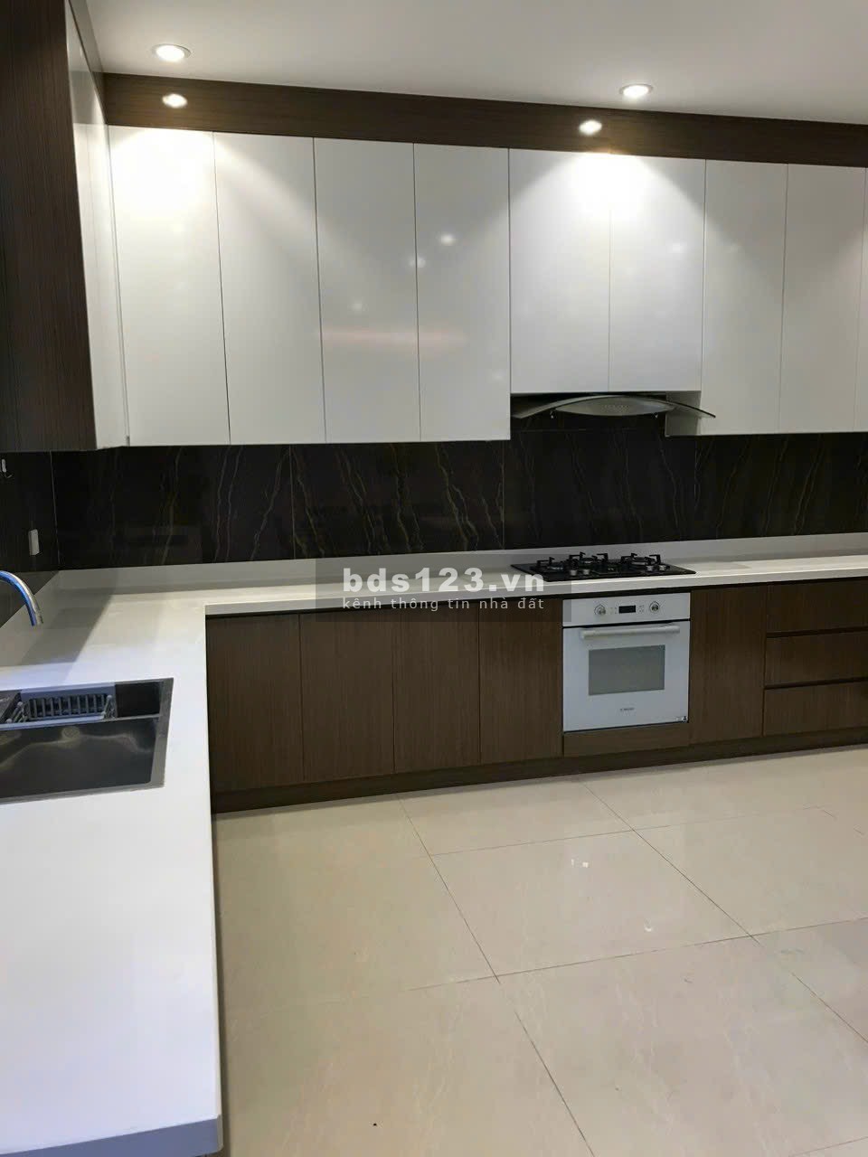 Cho thuê căn góc biệt thự LUCASTA Khang Điền, 336m2 1 trệt 2 lầu Full NT, 5PN - 5WC, Giá 45tr/Tháng