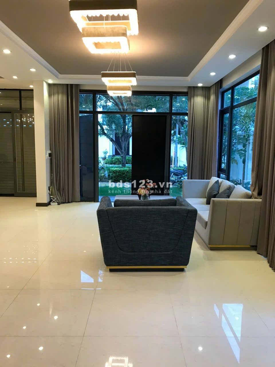 Cho thuê căn góc biệt thự LUCASTA Khang Điền, 336m2 1 trệt 2 lầu Full NT, 5PN - 5WC, Giá 45tr/Tháng