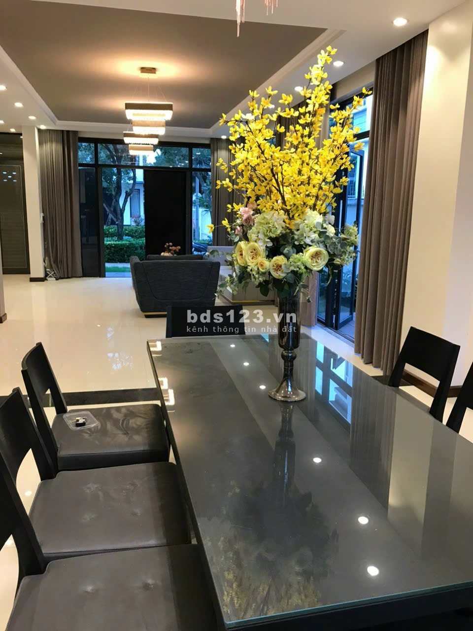 Cho thuê căn góc biệt thự LUCASTA Khang Điền, 336m2 1 trệt 2 lầu Full NT, 5PN - 5WC, Giá 45tr/Tháng