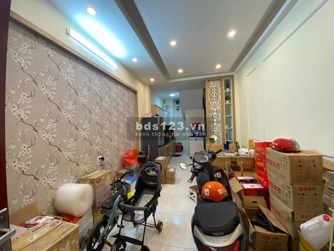 Bán nhà Hoàng Quốc Việt - Ô tô đỗ cổng, MT 3,6m, 4 tầng, 3.69 tỷ.