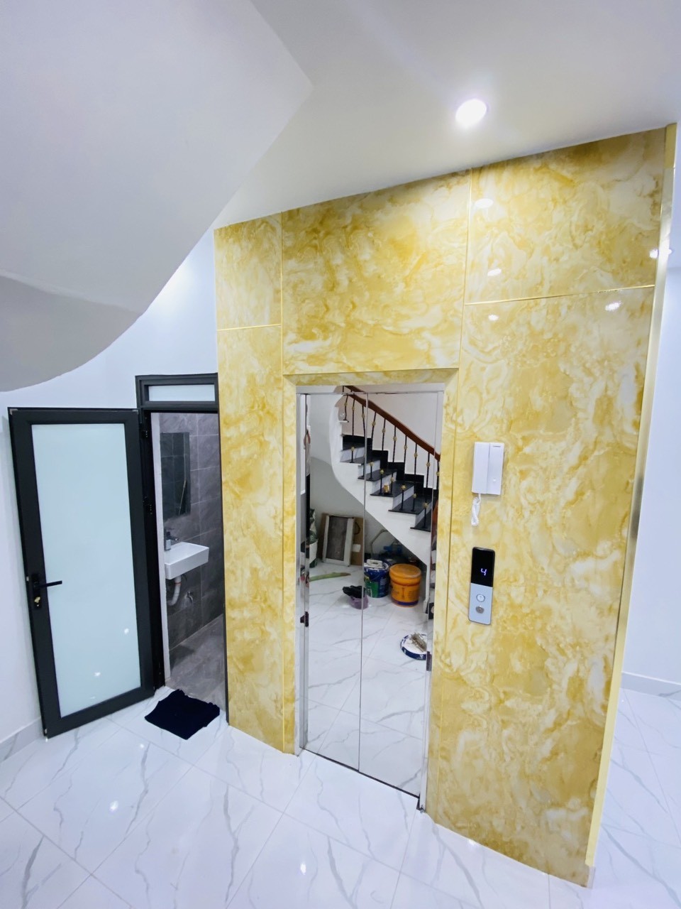 Ô tô – thang máy – giá rẻ, nhà đẹp hiếm có khu Hoàng Quốc Việt hơn 4 tỷ