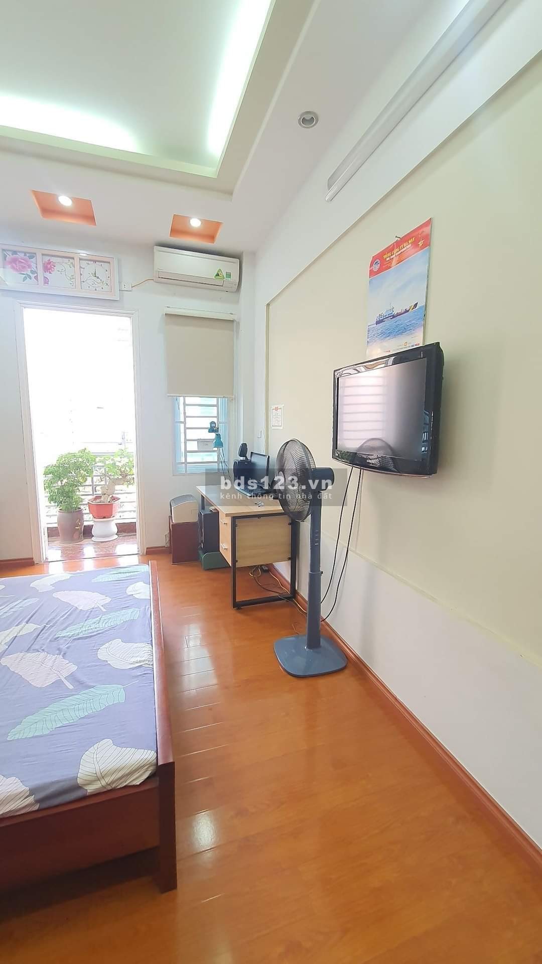 Bán nhà Hoàng Mai dt 52m2 xây 2,5 tầng mặt ngõ oto tránh vào nhà gần phố giá 2,2 tỷ,có bớt