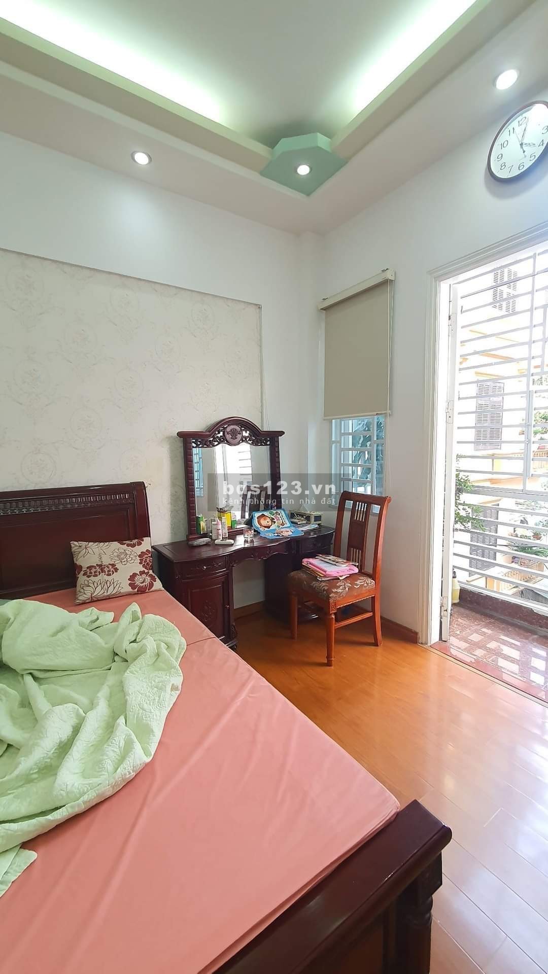 Bán nhà Hoàng Mai dt 52m2 xây 2,5 tầng mặt ngõ oto tránh vào nhà gần phố giá 2,2 tỷ,có bớt