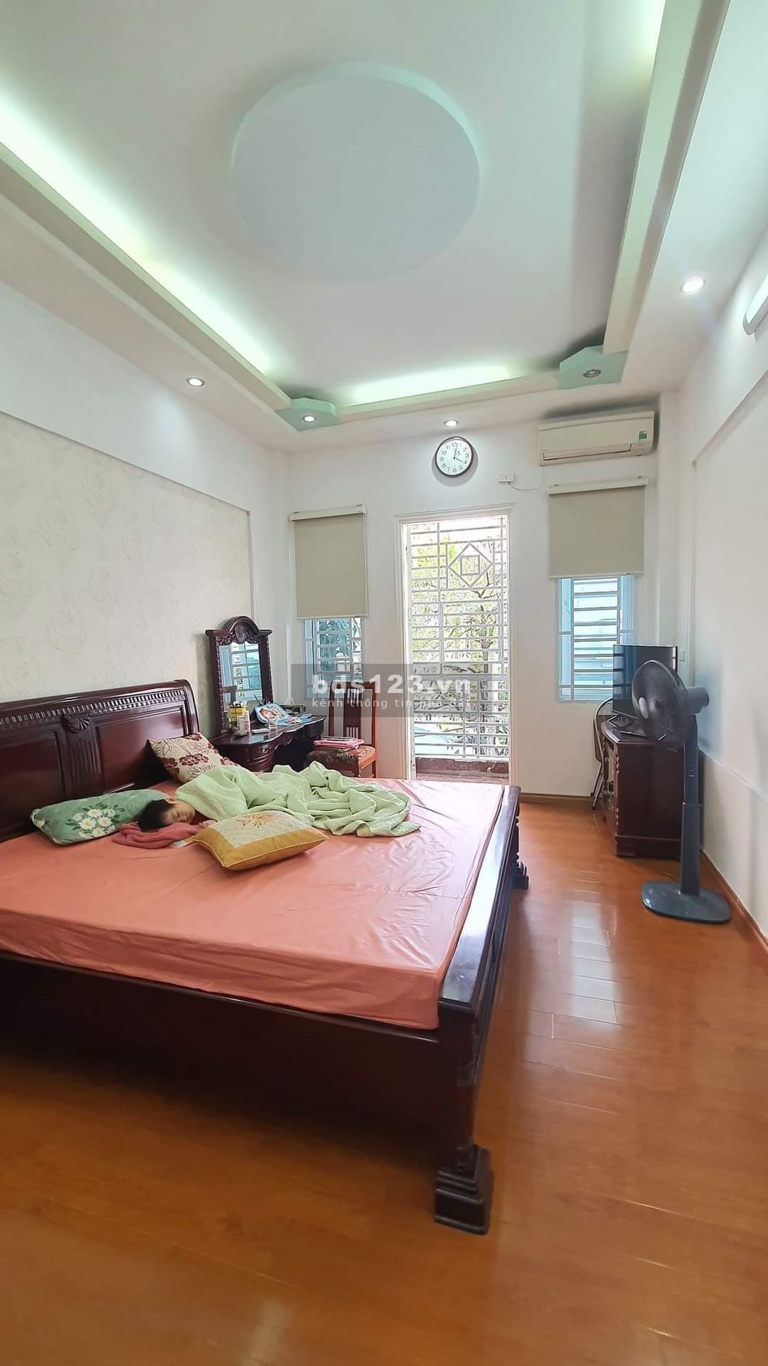 Bán nhà Hoàng Mai dt 52m2 xây 2,5 tầng mặt ngõ oto tránh vào nhà gần phố giá 2,2 tỷ,có bớt