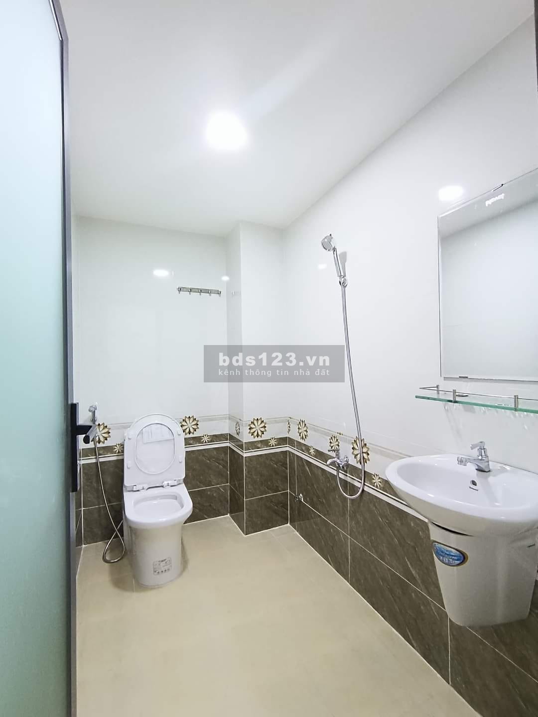 Bán nhà mới đón Tết ngay chợ Vải Tân Bình Lạc Long Quân – Hẻm xe hơi – 3 tầng – Nhỉnh 4 tỷ