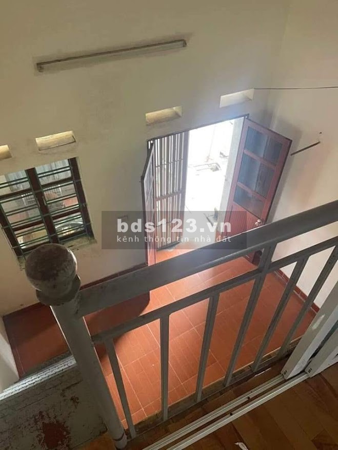 Bán nhà Hoàng Mai dt 35m2 xây 2,5 tầng mặt ngõ oto tránh vào nhà gần phố giá 2.2 tỷ, có bớt