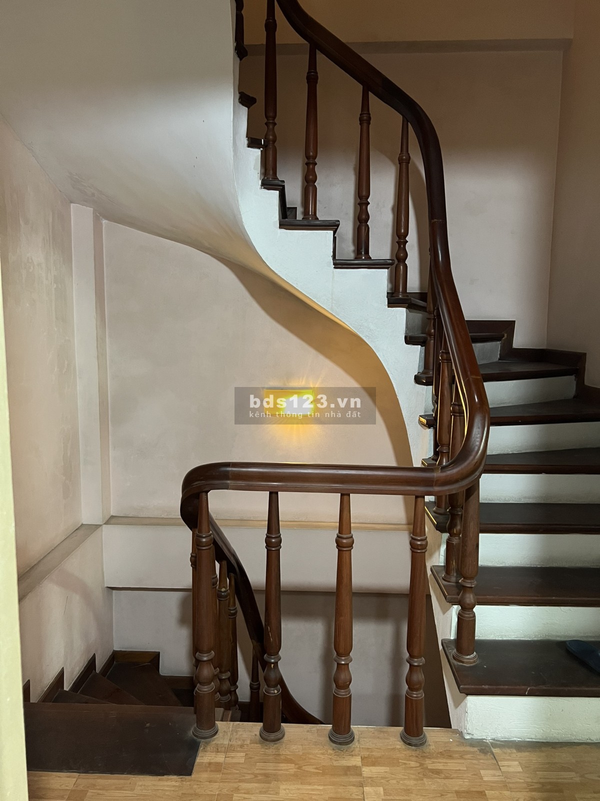 Cho Thuê Tấng 3 diện tích 55m2. Nhà 2 mặt tiền Ngõ Rộng để Xe thoải mái giá 5 triệu/ tháng