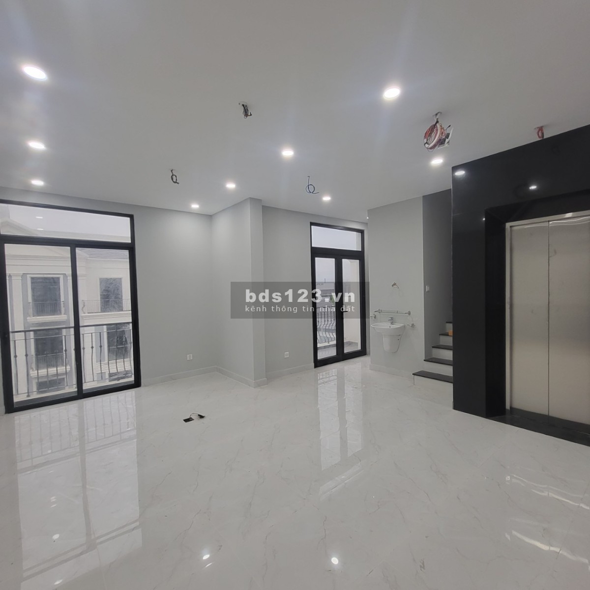 Cho thuê nhà phố 96m2 hoàn thiện nguyên căn hỗ trợ 12,5 triệu