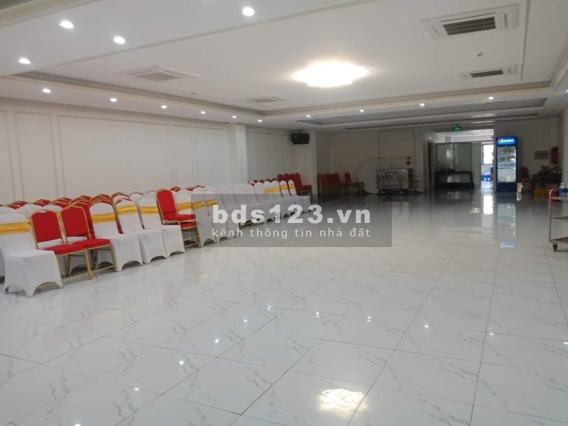 Bán tòa TT TCSK, tiệc cưới 6 tầng 670M2 giá chỉ 202TR/M2 đất, tặng không tòa nhà KT dòng tiền