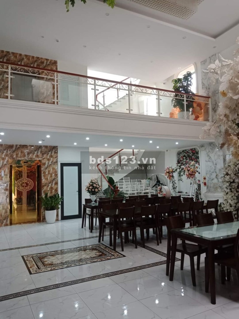Bán tòa TT TCSK, tiệc cưới 6 tầng 670M2 giá chỉ 202TR/M2 đất, tặng không tòa nhà KT dòng tiền