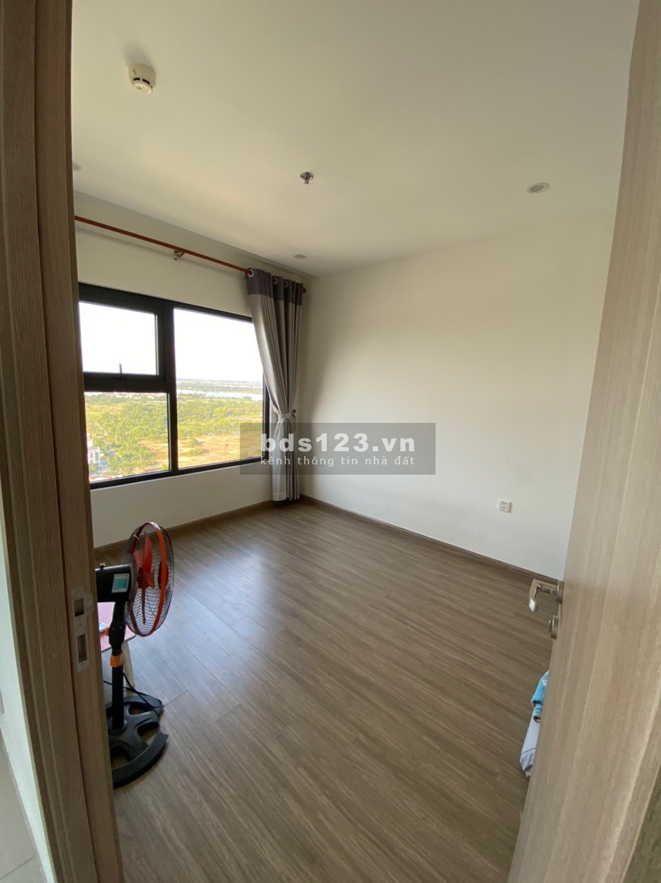 Cho thuê căn 2PN 2WC có rèm tại Vinhomes Quận 9 giá chỉ 6 triệu
