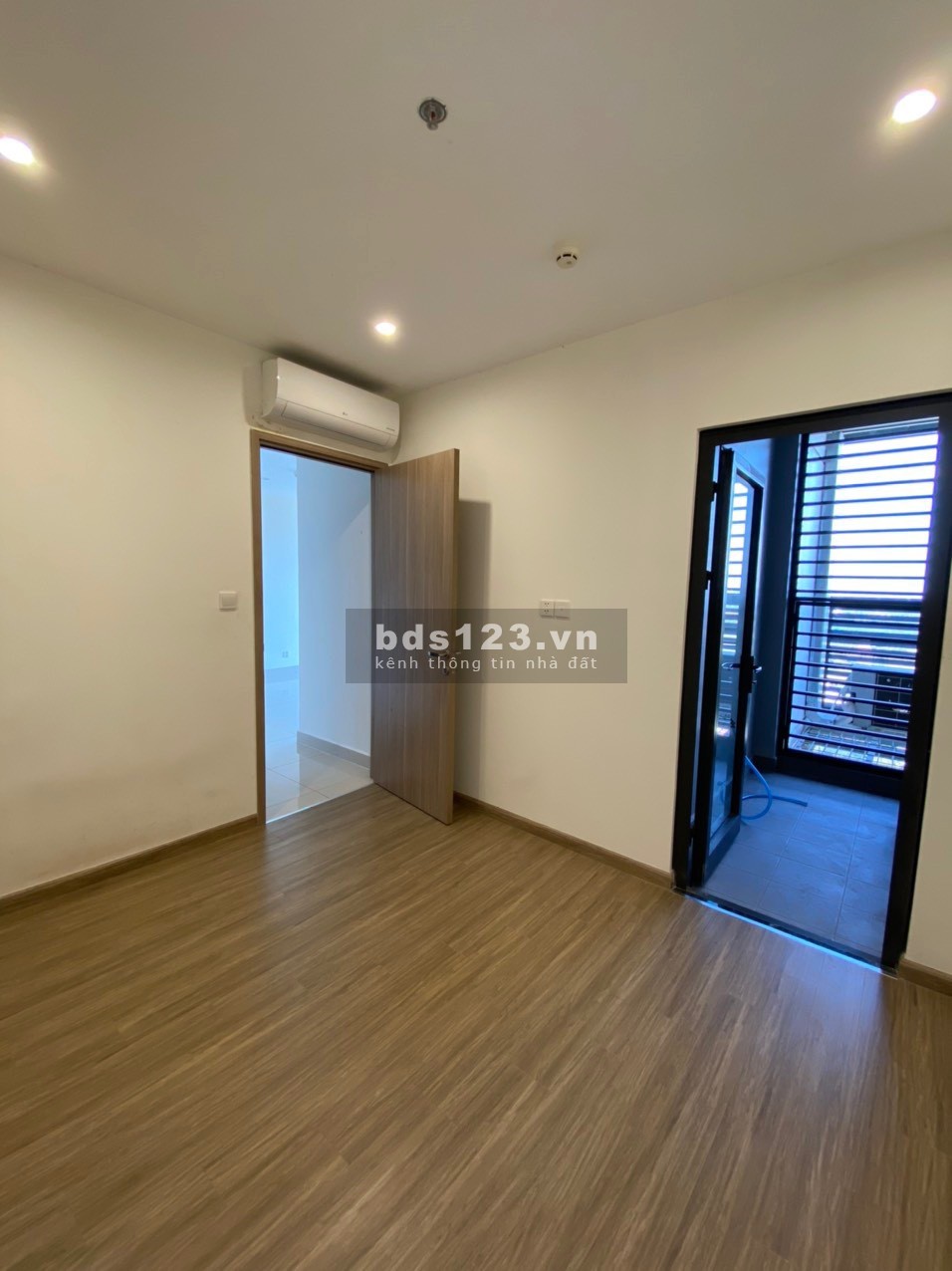 Cho thuê căn 2PN 2WC có rèm tại Vinhomes Quận 9 giá chỉ 6 triệu