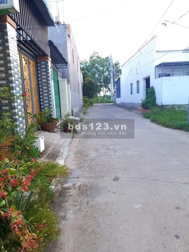 Bán nhanh lô đất 274.3 m2, sổ riêng có 80 m2 thổ cư. Giá 1,2 tỷ.