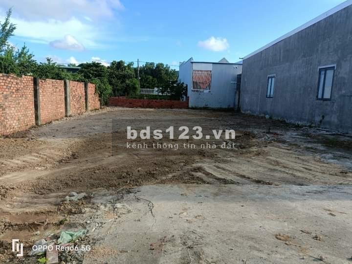 Bán nhanh lô đất 274.3 m2, sổ riêng có 80 m2 thổ cư. Giá 1,2 tỷ.
