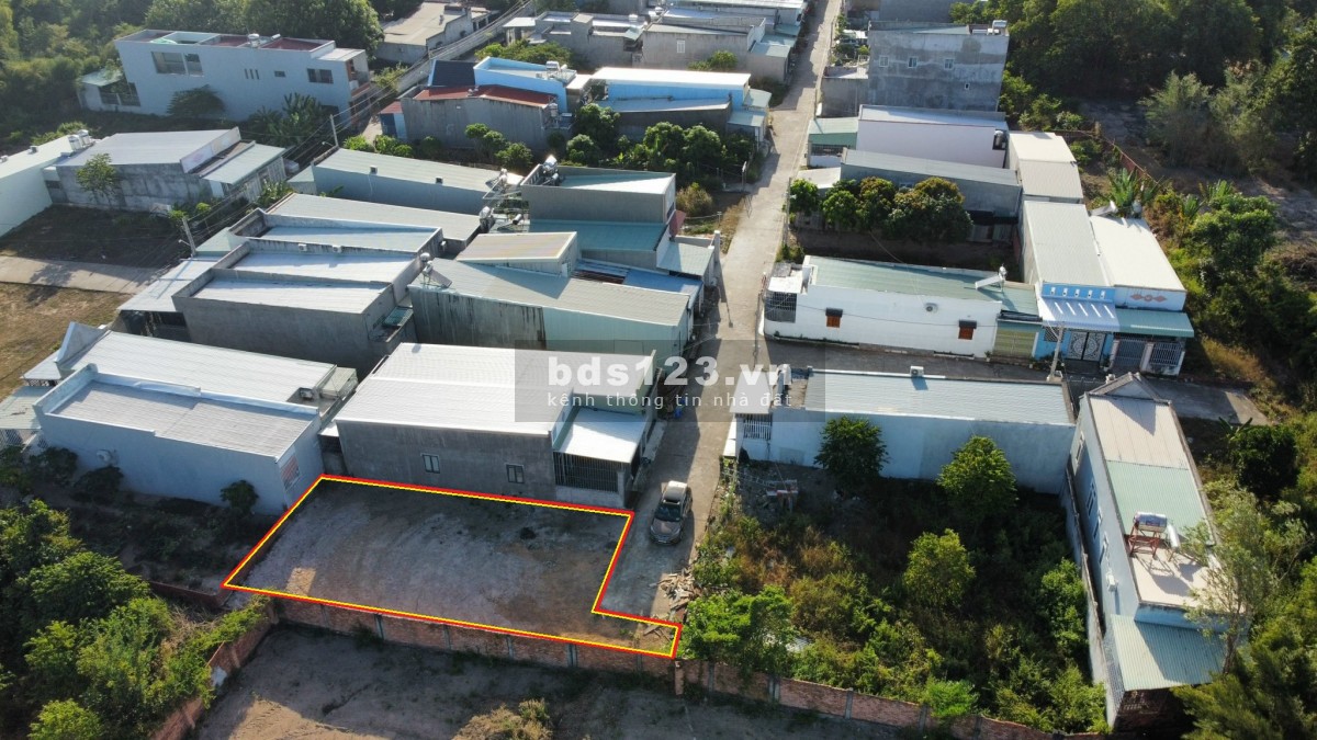 Bán nhanh lô đất 274.3 m2, sổ riêng có 80 m2 thổ cư. Giá 1,2 tỷ.