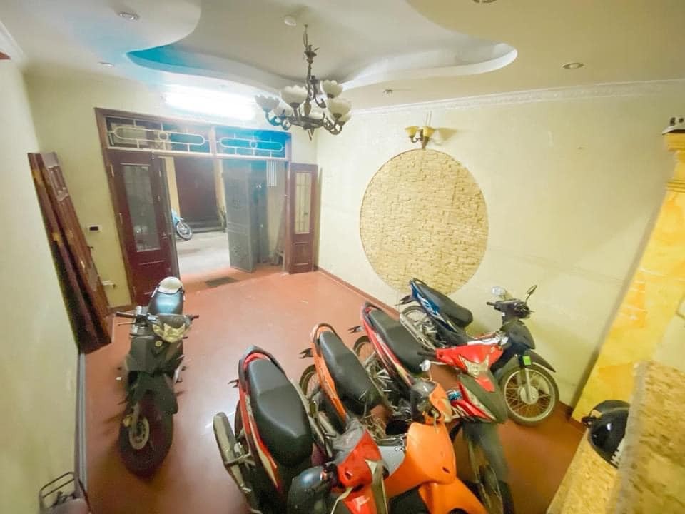 Gia đình cần bán gấp căn nhà 44m2 x 5T TT Cầu Giấy giá 6,7 tỷ Có TL