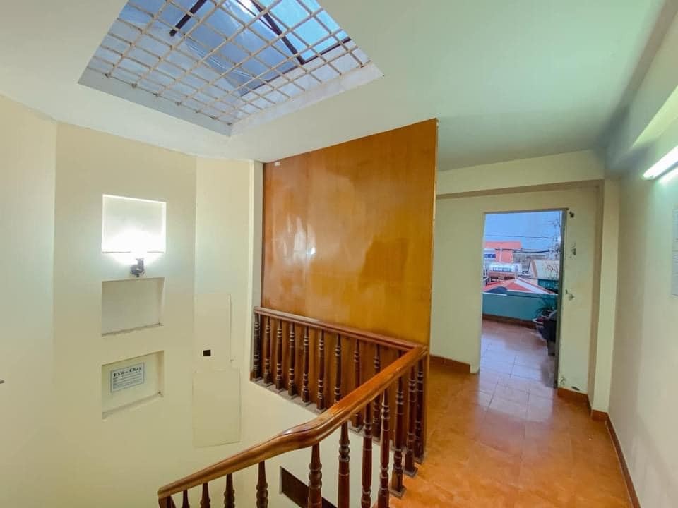 Gia đình cần bán gấp căn nhà 44m2 x 5T TT Cầu Giấy giá 6,7 tỷ Có TL