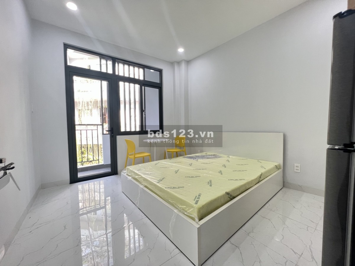 Phòng mới xây ban công full nội thất ngay Trần Văn Đang Quận 3