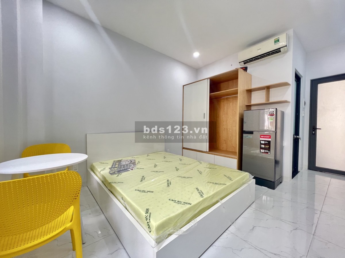 Phòng mới xây ban công full nội thất ngay Trần Văn Đang Quận 3