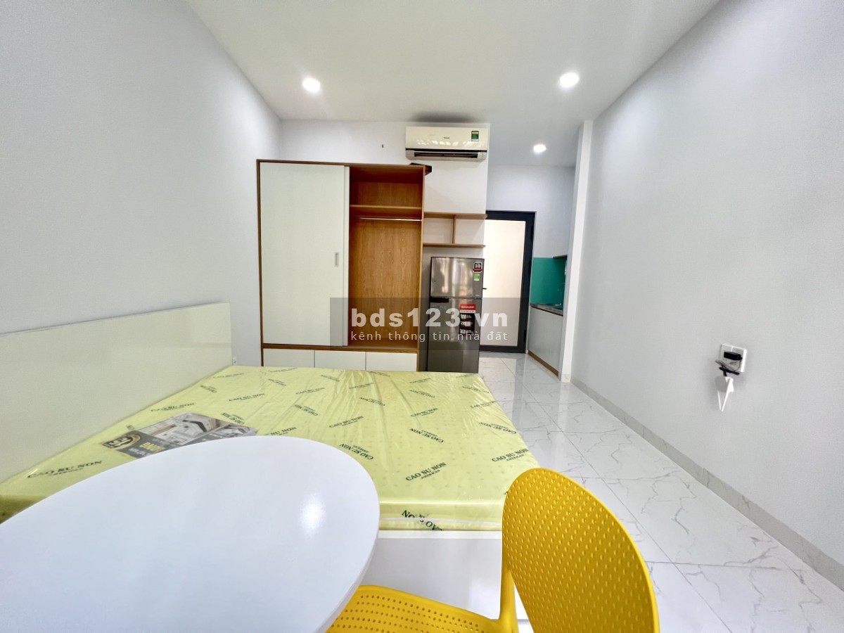 Phòng mới xây ban công full nội thất ngay Trần Văn Đang Quận 3