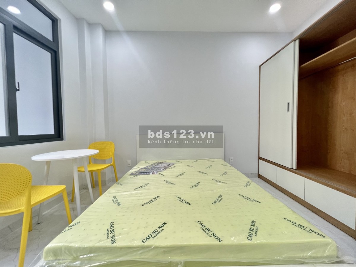 Phòng mới xây ban công full nội thất ngay Trần Văn Đang Quận 3
