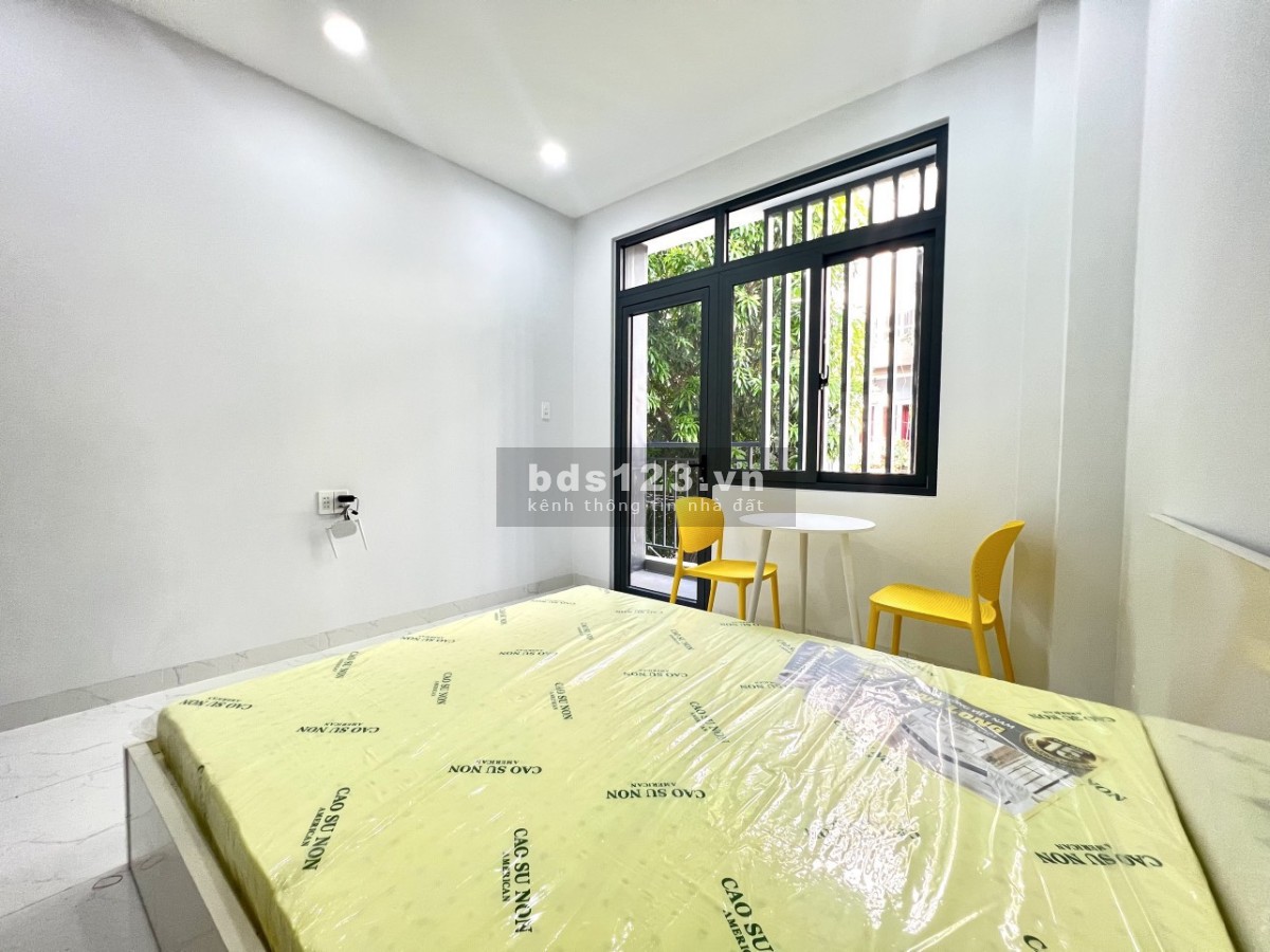 Phòng mới xây ban công full nội thất ngay Trần Văn Đang Quận 3