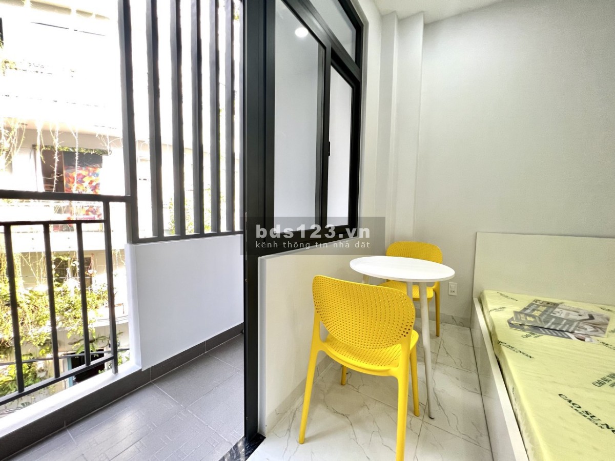 Phòng mới xây ban công full nội thất ngay Trần Văn Đang Quận 3