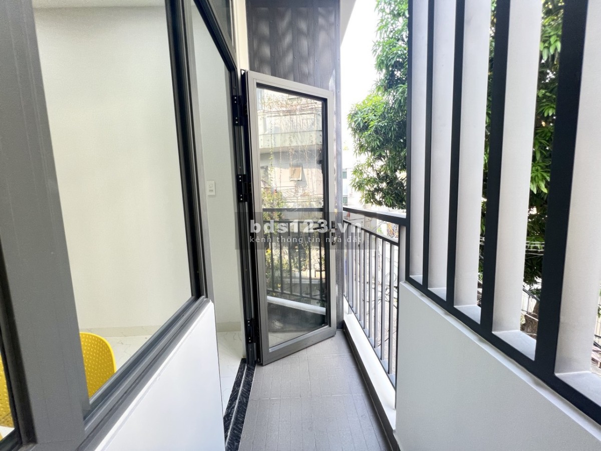 Phòng mới xây ban công full nội thất ngay Trần Văn Đang Quận 3
