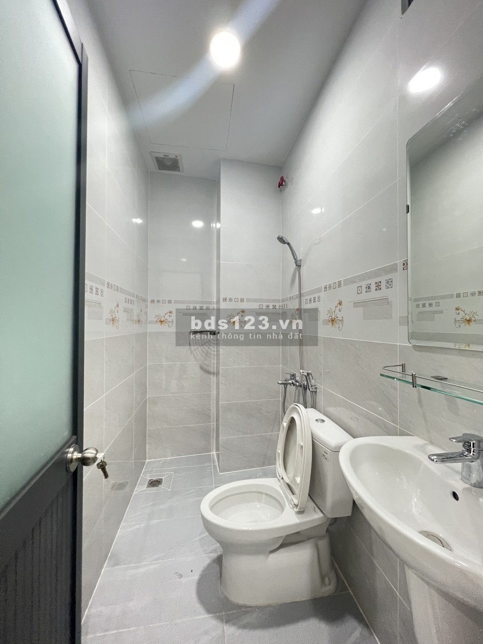 Phòng mới xây ban công full nội thất ngay Trần Văn Đang Quận 3