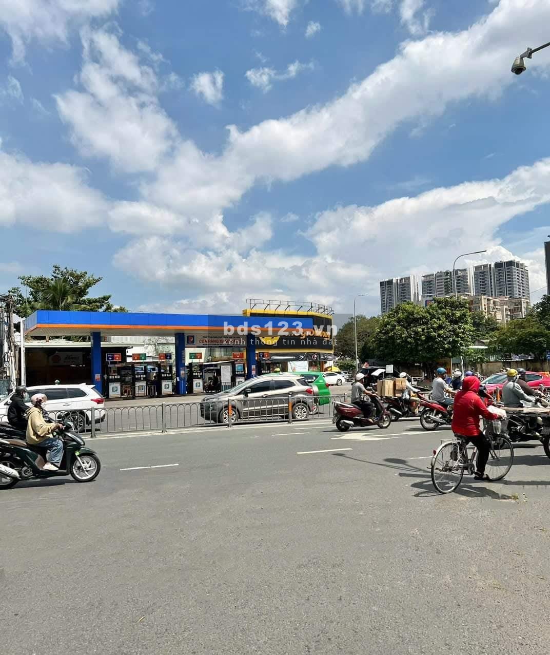 NHÀ BÁN - HIẾM TÂN BÌNH - 2 MT - NGANG 6M - HXT - NGAY ĐƯỜNG LÝ THƯỜNG KIỆT VÀI BƯỚC CHÂN