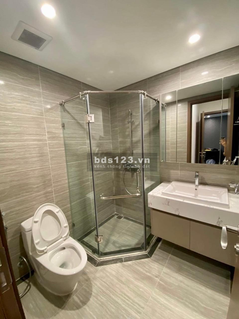 Cắt lỗ tận đáy căn 3PN 2VS, giá chỉ 2.400 triệu, tầng trung, view cực thoáng tại VHOP 0974 878 790.