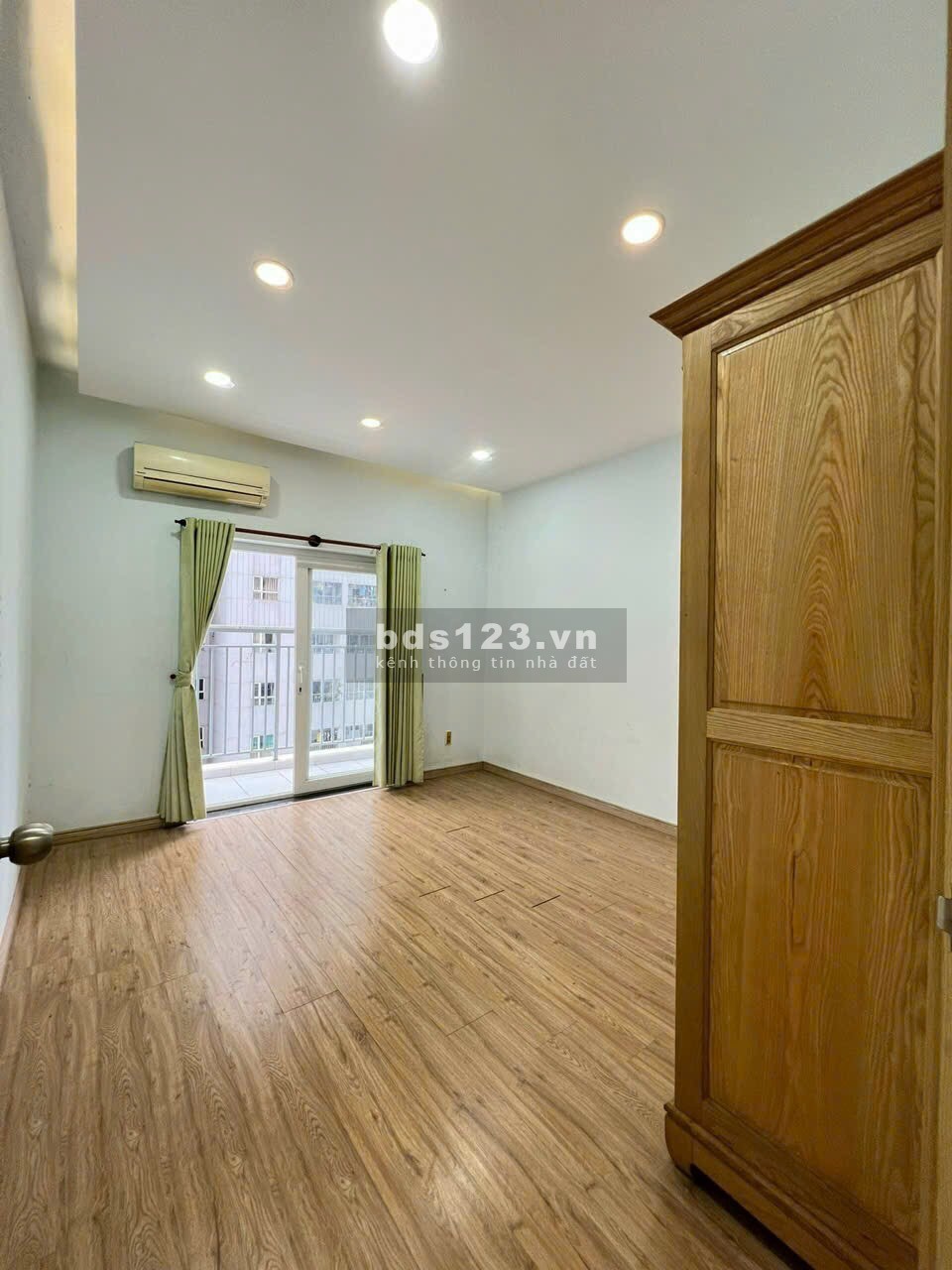 Cho thuê căn hộ Oriental Plaza mặt tiền Âu Cơ 3pn 89m2 13tr