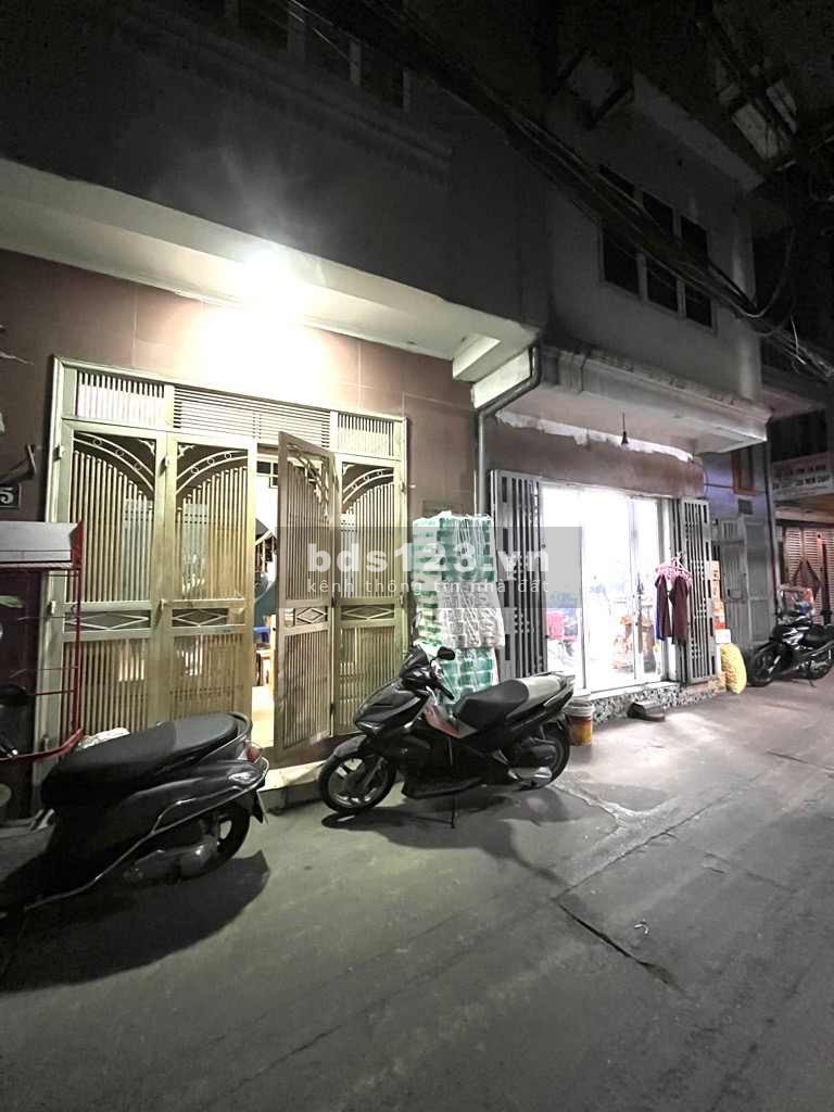 Ô tô đỗ cửa, ngõ thông, kinh doanh sầm uất, 50m ra mặt phố, ngõ thông thẳng tắp.