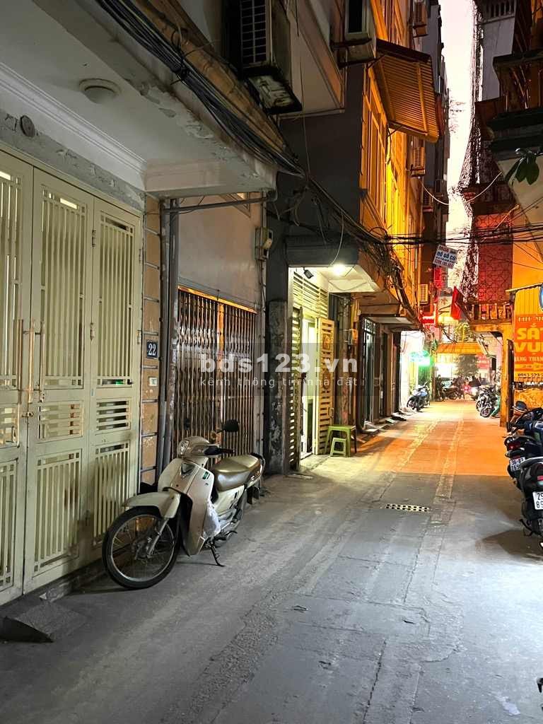 Ô tô đỗ cửa, ngõ thông, kinh doanh sầm uất, 50m ra mặt phố, ngõ thông thẳng tắp.