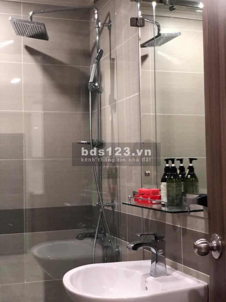 Bán căn hộ 2PN, 2WC, 81m2, tầng cao view đẹo, thoáng mát. Giá: 3,1tỷ (full nội thất)