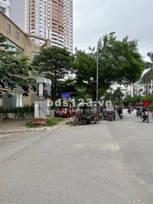 Nhà của bác sỹ bệnh viện không quân về hưu - ô tô đỗ cửa - 3 bước ra hồ Đền Lừ.